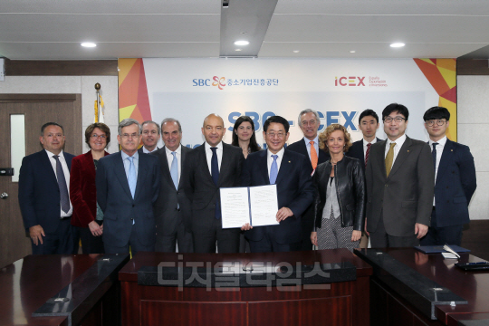 중진공 임채운 이사장(우측)이 스페인 ICEX 하이메 가르시아레가스 사장과 협약서를 들고 기념촬영을 하고 있다  제공:중소기업진흥공단